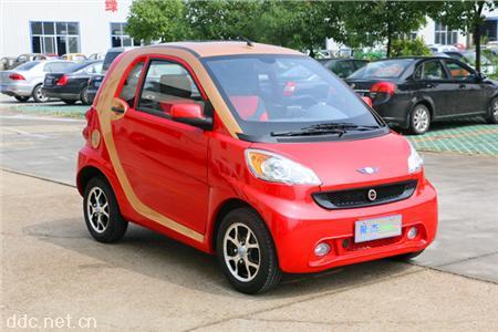  聚杰途乐全封闭四轮电动车
